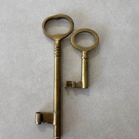 Antique vintage solid brass set of 2 two decorative skeleton keys - Picture 2 of 3